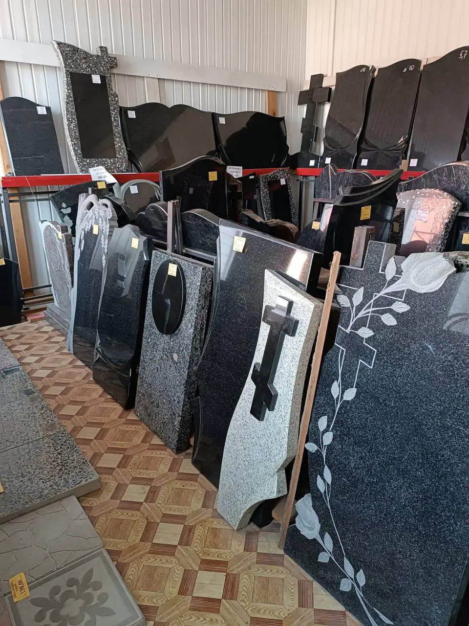 Приём заказов на изготовление памятников и благоустройство могил на центральном рынке в Бобруйске