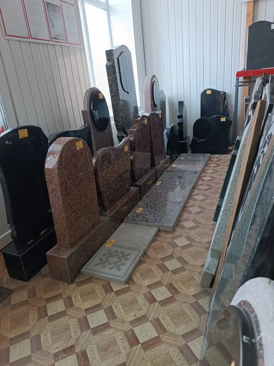 Приём заказов на изготовление памятников и благоустройство могил на центральном рынке в Бобруйске